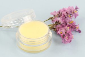 کاربردهای وازلین و پارافین در صنعت آرایشی و بهداشتی- شرکت تولیدی رز پلیمر فخر البرز تولید کننده انواع محصولات پارافین و پلیمر در ایران